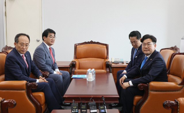 추경호 국민의힘 원내대표(왼쪽 첫번째), 박찬대 민주당 원내대표(오른쪽 첫번째)가 5일 오전 국회에서 원 구성 등을 논의하기 위해 회동하고 있다. 연합뉴스